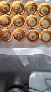 Vous sentez cette délicate odeur ?  Aujourd’hui, nous vous proposons notre quiche revisitée. Voici la liste des ingrédients : Jambon - Fromage - Courgette - Gorgonzola - Noix de pécan
Pour les détails, n’hésitez pas à demander en MP ou de poser vos questions en commentaire.  Notre chef @nagoezgo 👩‍🍳 vous prépare des plats raffinés et réconfortants. Sa cuisine allie savoir-faire et créativité. N’attendez plus et réservez votre table, par téléphone 📞 ou via notre site web 🌐.  #alparthotel #suisse #hotel #cuisine #quiche