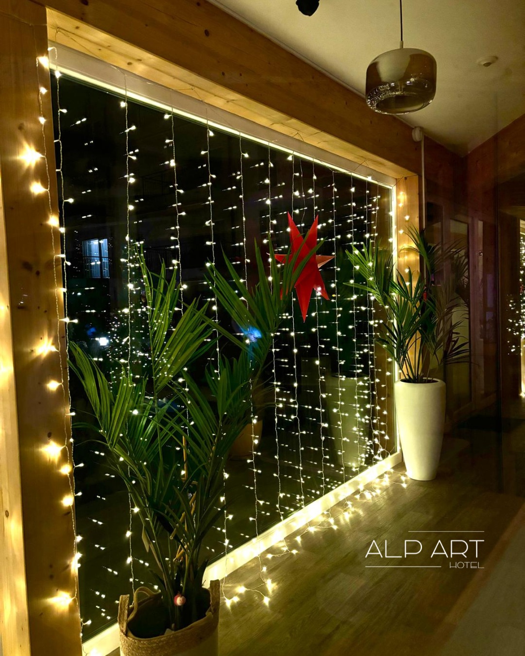 🎄✨ Joyeux Noël à tous ! ✨🎄  En cette période magique de l’année, toute l’équipe de l’Alparthotel vous souhaite un merveilleux Noël rempli de bonheur, de rires et de moments précieux avec vos proches. ❄️❤️  Que cette journée soit douce, chaleureuse et pleine de féerie ! Merci de faire partie de notre belle aventure, et nous avons hâte de vous accueillir pour de nouveaux souvenirs en 2025. 🌟🏨