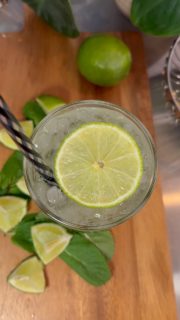 L’art du Mojito signé Alp Art Hotel.
Menthe fraîchement cueillie, citron vert savamment pressé, sucre juste dosé, rhum blanc de qualité et une touche pétillante… Chaque geste est maîtrisé, chaque saveur est pensée.  Découvrez en images la préparation de ce cocktail emblématique, réalisée avec soin par notre équipe. Une expérience rafraîchissante, à vivre chez Alp Art Hotel.  #alparthotel #mojitosignature #suisse #mojito #cocktailraffiné #mixologie #faitmaison #artducocktail #expérienceclient #reelinstagram