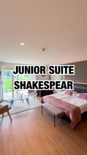 ✨ Découvrez chaque recoin de notre Junior Suite comme si vous y étiez ✨  Bienvenue dans notre Junior Suite de 35 m², un véritable cocon mêlant élégance, espace et confort. Dans cette vidéo, laissez-vous guider à travers chaque détail soigneusement pensé pour votre bien-être, du sol au plafond.  🛏️ Un espace nuit raffiné avec un lit double king size (180x200 cm) vous invite à un repos absolu, dans une ambiance douce et contemporaine.  🛋️ À quelques pas, un coin salon cosy vous attend pour lire, discuter ou simplement savourer un moment de calme.  🚿 Salle de bain privative, matériaux de qualité, confort moderne… tout est là pour démarrer ou terminer la journée en beauté.  🌅 Et que dire du balcon aménagé ? Installez-vous confortablement et profitez d’un moment suspendu, face à la nature ou aux montagnes, peu importe l’étage.  🍷 Mini-bar à disposition (consommation en supplément) pour un apéritif à deux ou une pause rafraîchissante.  ☕ Machine à café incluse, pour les matins doux ou les pauses gourmandes à toute heure.  ♿ Suite accessible PMR, parce que le confort doit être à la portée de tous.  🎥 Dans cette vidéo, nous vous dévoilons chaque détail, mobilier, lumière, textures, agencement, pour que vous puissiez vous projeter avant même d’avoir franchi la porte.  📲 Réservez votre séjour dès maintenant via le lien en bio ou en nous contactant directement.  💬 Une question ? Nos équipes sont disponibles pour vous conseiller.  📌 En couple, en voyage d’affaires ou simplement pour prendre du temps pour vous : cette suite est faite pour vous.  #JuniorSuite #HotelExperience #LuxuryStay #SéjourConfort #HotelSuisse #Evasion #VoyageEnAmoureux #HotelDesign #BalconPrivé #ConfortSupérieur #PMRfriendly
