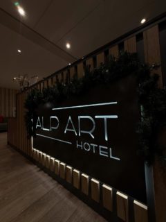 ✨ La magie de Noël s’invite à notre restaurant ✨  Lumières chaleureuses et décorations festives… Notre restaurant se pare de ses plus beaux habits pour les fêtes 🎄🍽️  Un lieu idéal pour partager un moment gourmand en famille, entre amis ou lors d’un dîner de fin d’année.  👉 Swipez le carrousel pour découvrir l’atmosphère de Noël
👉 Réservez votre table via le lien en bio  📍Collombey, Valais |🎄Ambiance de Noël |🍷Cuisine conviviale  #RestaurantValais #RestaurantCollombey #NoëlEnValais #RestaurantNoël #ValaisGourmand #ChristmasVibes #gastrovaud #HotelValais